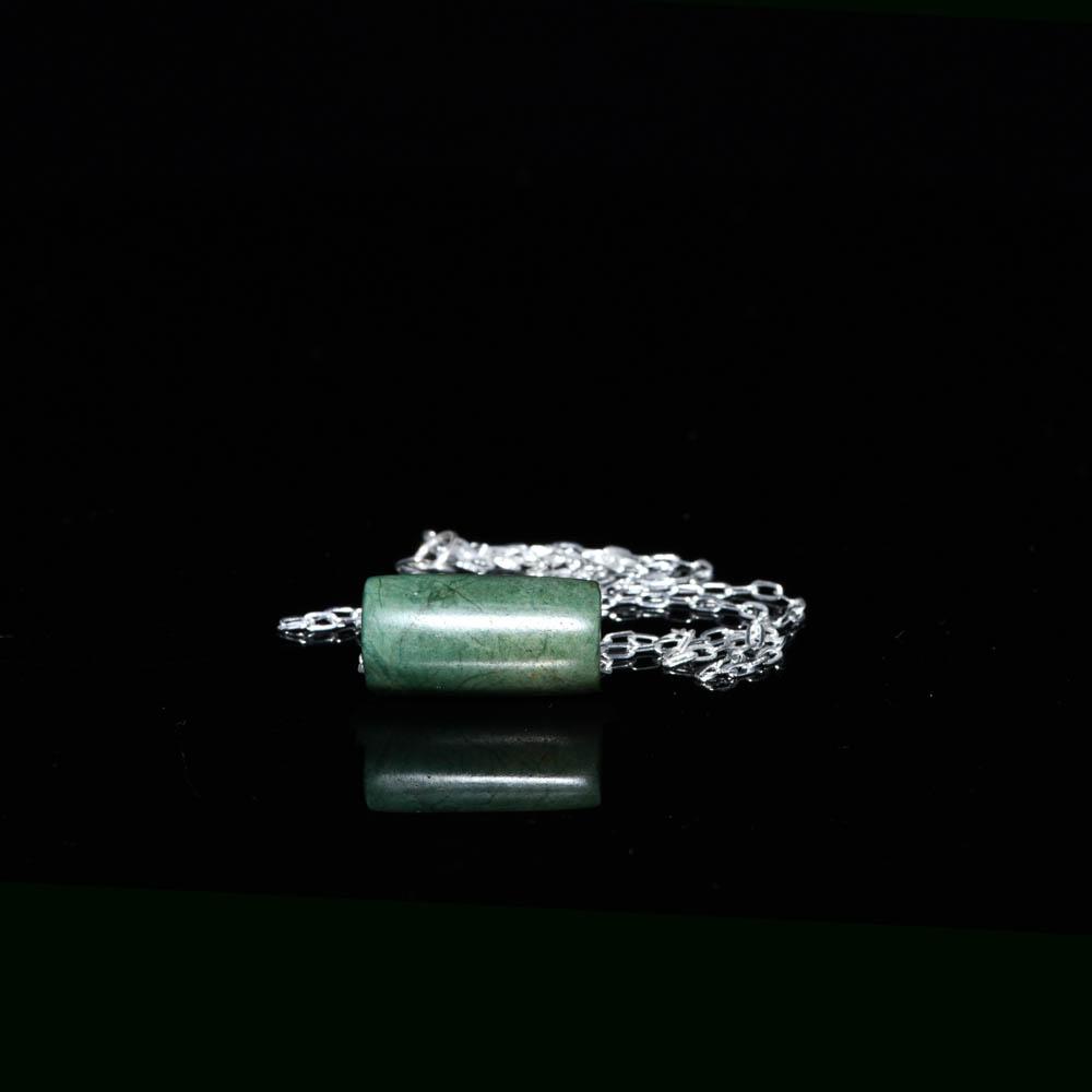 Ein präkolumbischer Jadeperlenanhänger, ca. 500 - 1000 n. Chr.