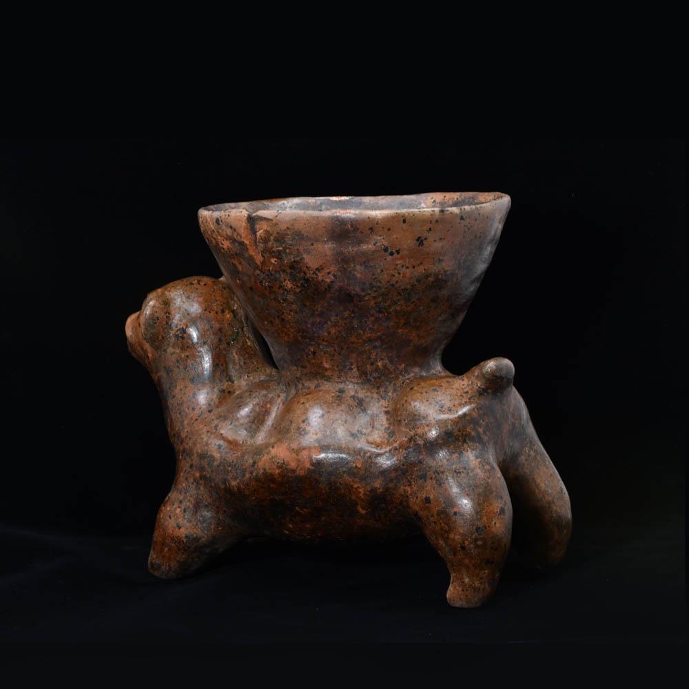 Ein Colima Redware-Hund mit Napf, ca. 100 v. Chr./n. Chr.