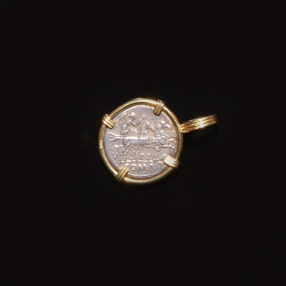 Ein Silberdenar aus der Römischen Republik (ca. 151 v. Chr.) als Anhänger