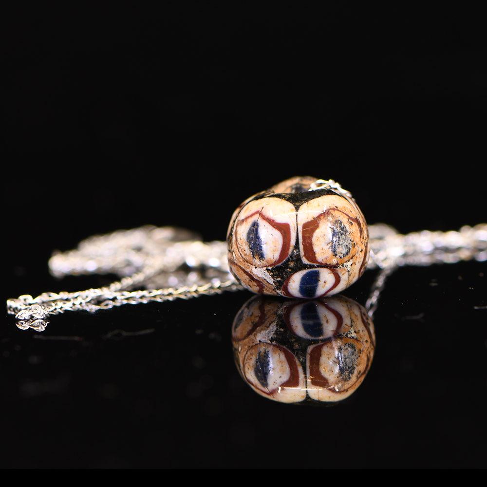 ایک رومن شیشے کی آنکھوں کی مالا ایک لاکٹ کے طور پر قائم ، رومن امپیریل پیریڈ ، سی اے۔ پہلی صدی عیسوی