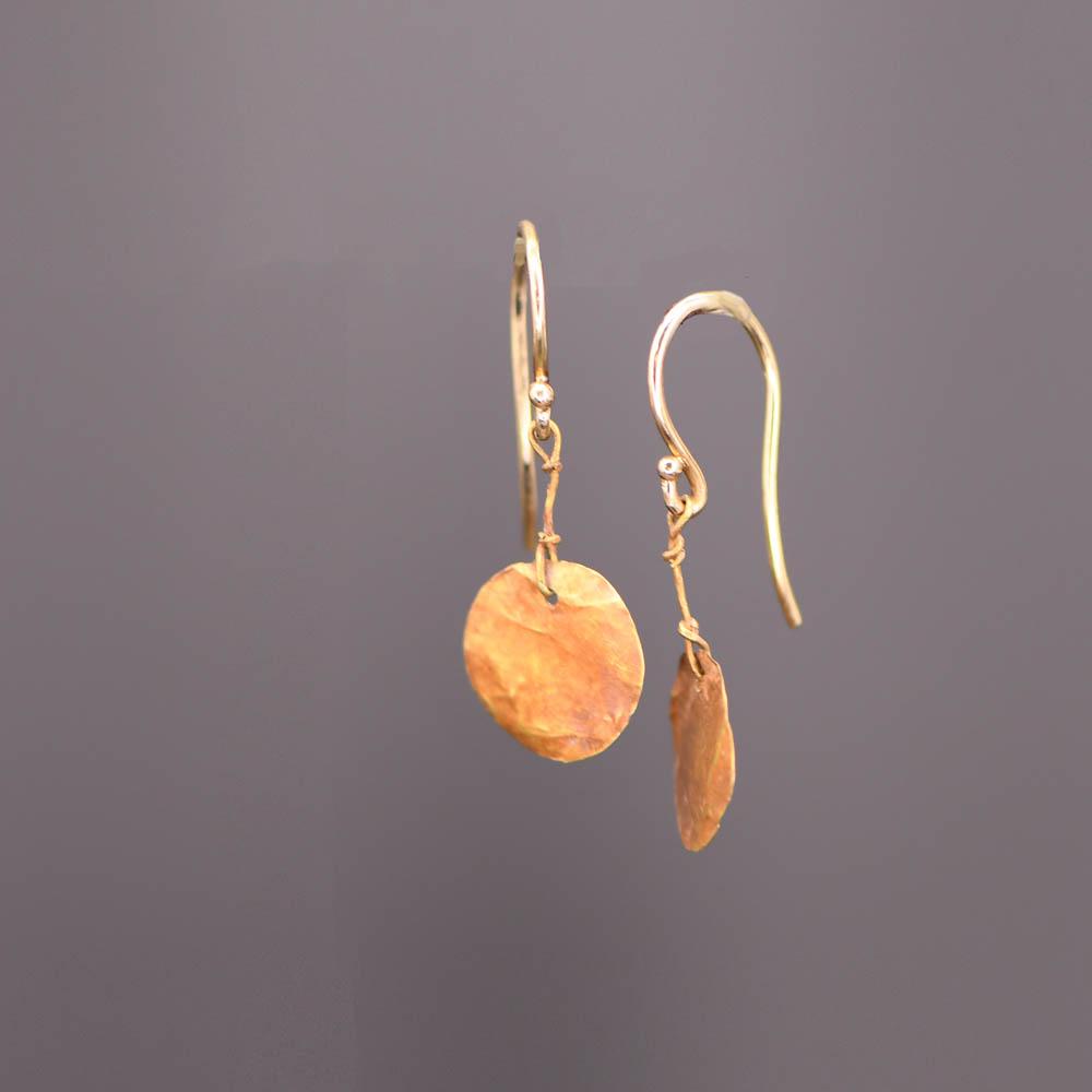 رومن گولڈ ڈسک کی بالیاں کا ایک جوڑا ، رومن امپیریل پیریڈ ، سی اے۔ دوسرا - تیسری صدی عیسوی