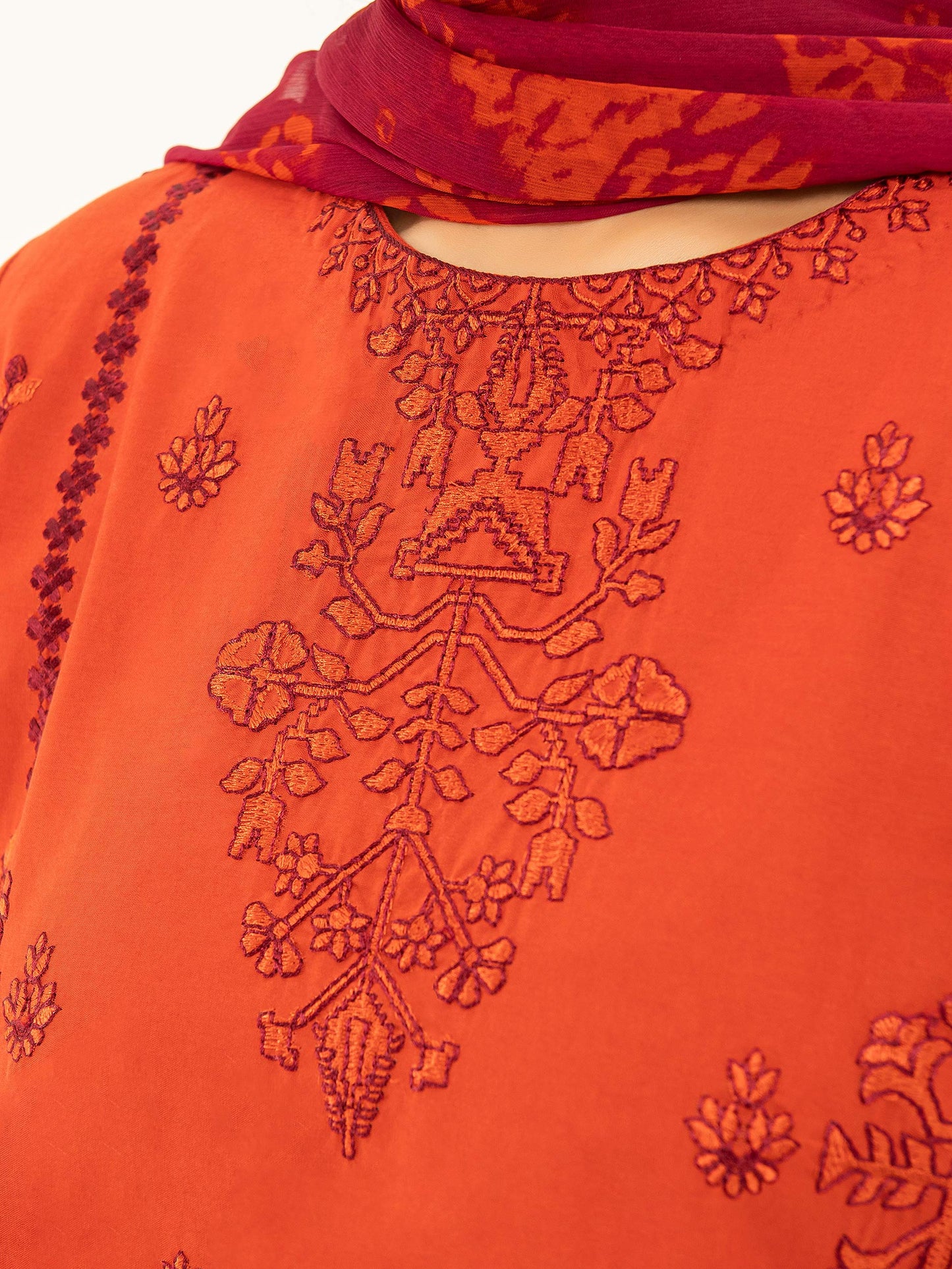 Bestickter Rasenanzug