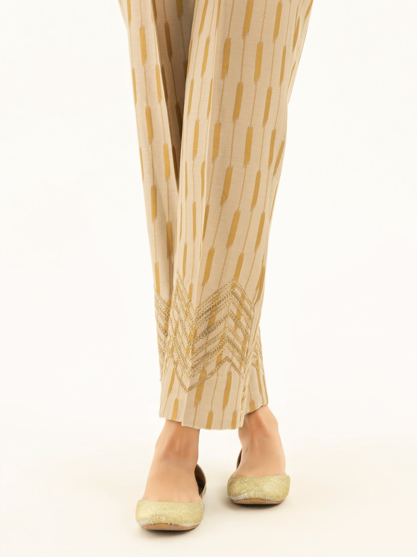 कशीदाकारी कैम्ब्रिक ट्राउजर