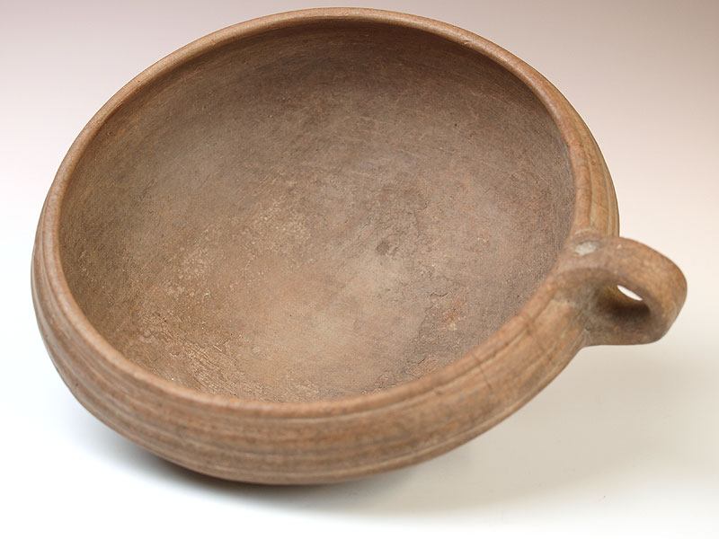 Eine große Schale mit dreibeinigem Fuß aus dem Nahen Osten, Eisenzeit I-II, ca. 1400 - 800 v. Chr.