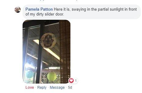 خلاصہ ہمسا شیشے کی دیوار بری آنکھ کے ساتھ زیور کو لٹکا رہی ہے