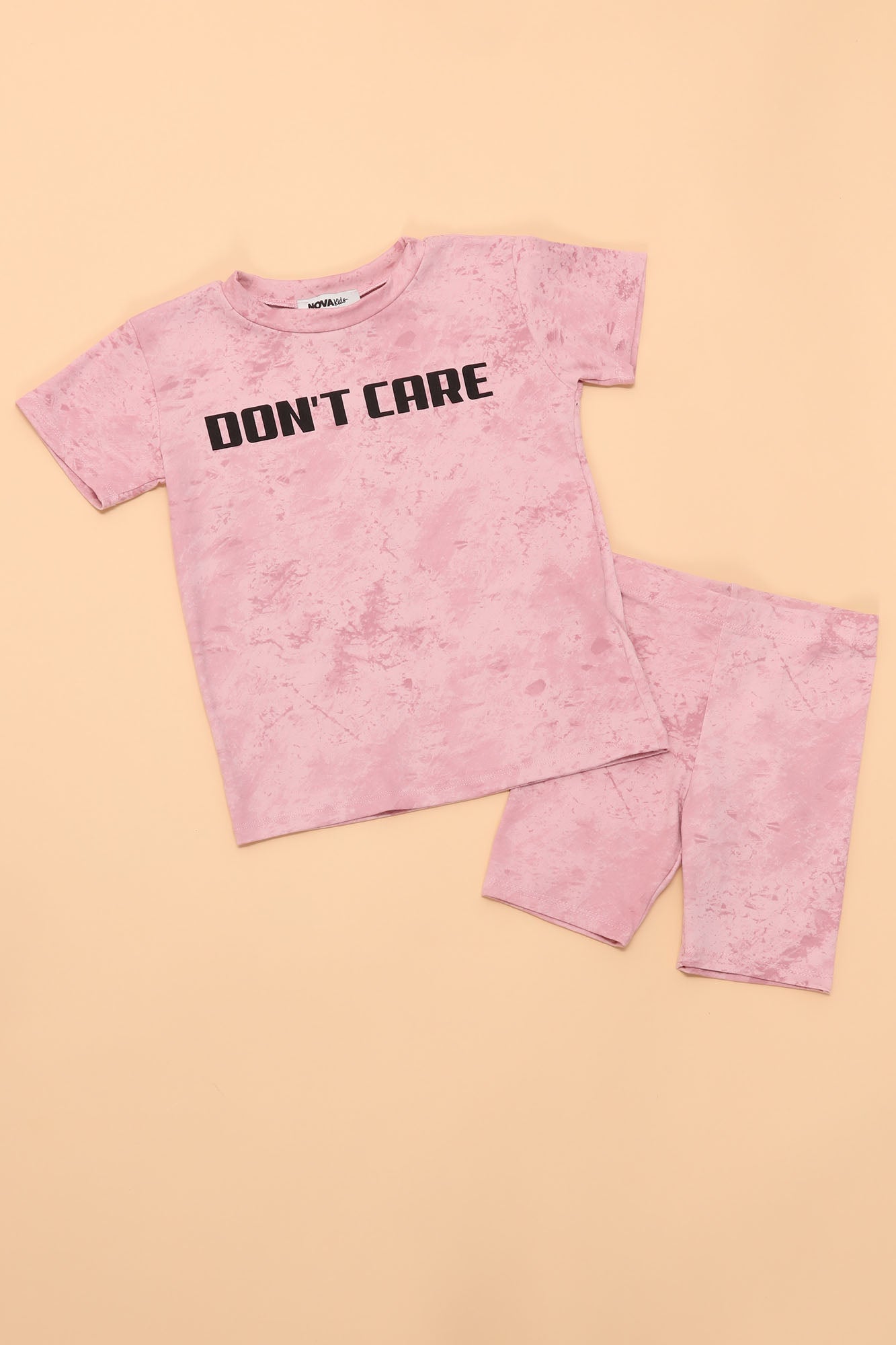 منی واقعی میں بائیکر شارٹ سیٹ کی پرواہ نہیں کرتا - گلابی