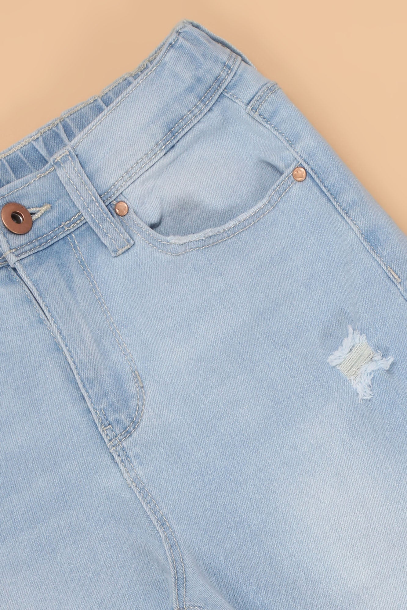 Mini gehen zu zerrissener Jean - hellblaues Waschen