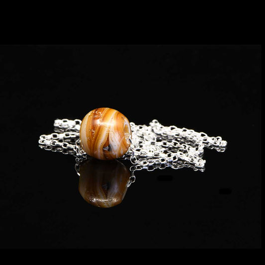 Eine Halskette aus Achatperlen aus dem Nahen Osten, ca. Mitte des 1. Jahrtausends v. Chr.