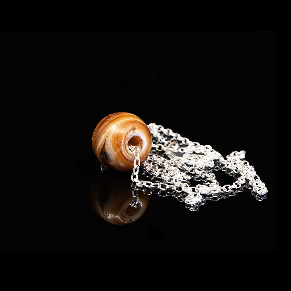 Eine Halskette aus Achatperlen aus dem Nahen Osten, ca. Mitte des 1. Jahrtausends v. Chr.