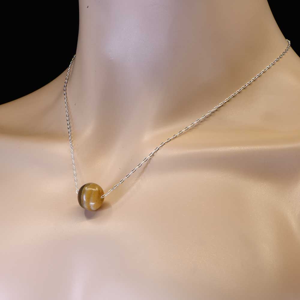 ایک قریب مشرقی بینڈڈ ایگیٹ مالا ایک لاکٹ کے طور پر سیٹ ، سی اے۔ پہلی ہزاریہ قبل مسیح