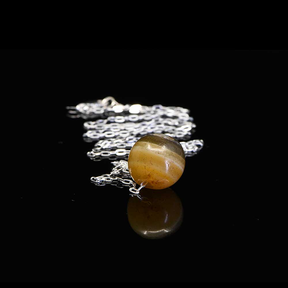 ایک قریب مشرقی بینڈڈ ایگیٹ مالا ایک لاکٹ کے طور پر سیٹ ، سی اے۔ پہلی ہزاریہ قبل مسیح