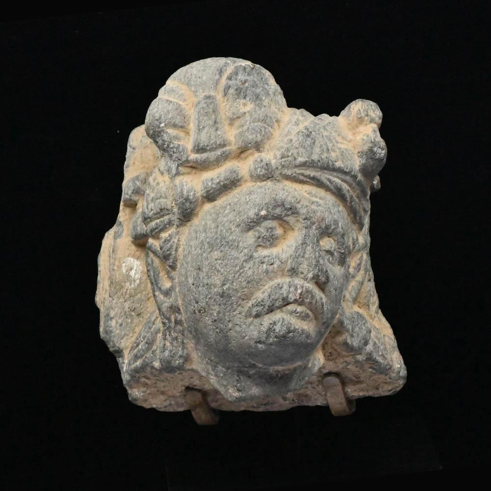 Kopf eines Gläubigen aus Gandhara-Schiefer, ca. 1. Jahrhundert v. Chr./n. Chr.