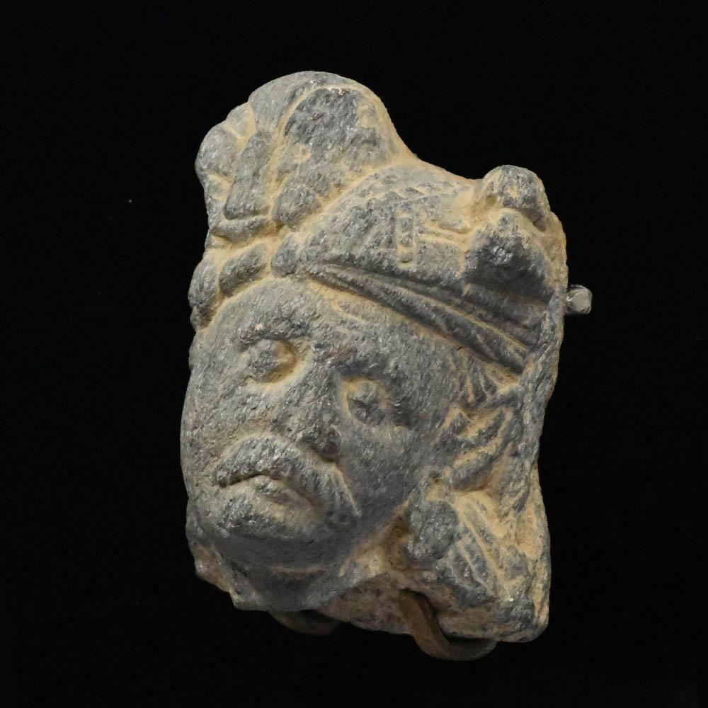 Kopf eines Gläubigen aus Gandhara-Schiefer, ca. 1. Jahrhundert v. Chr./n. Chr.