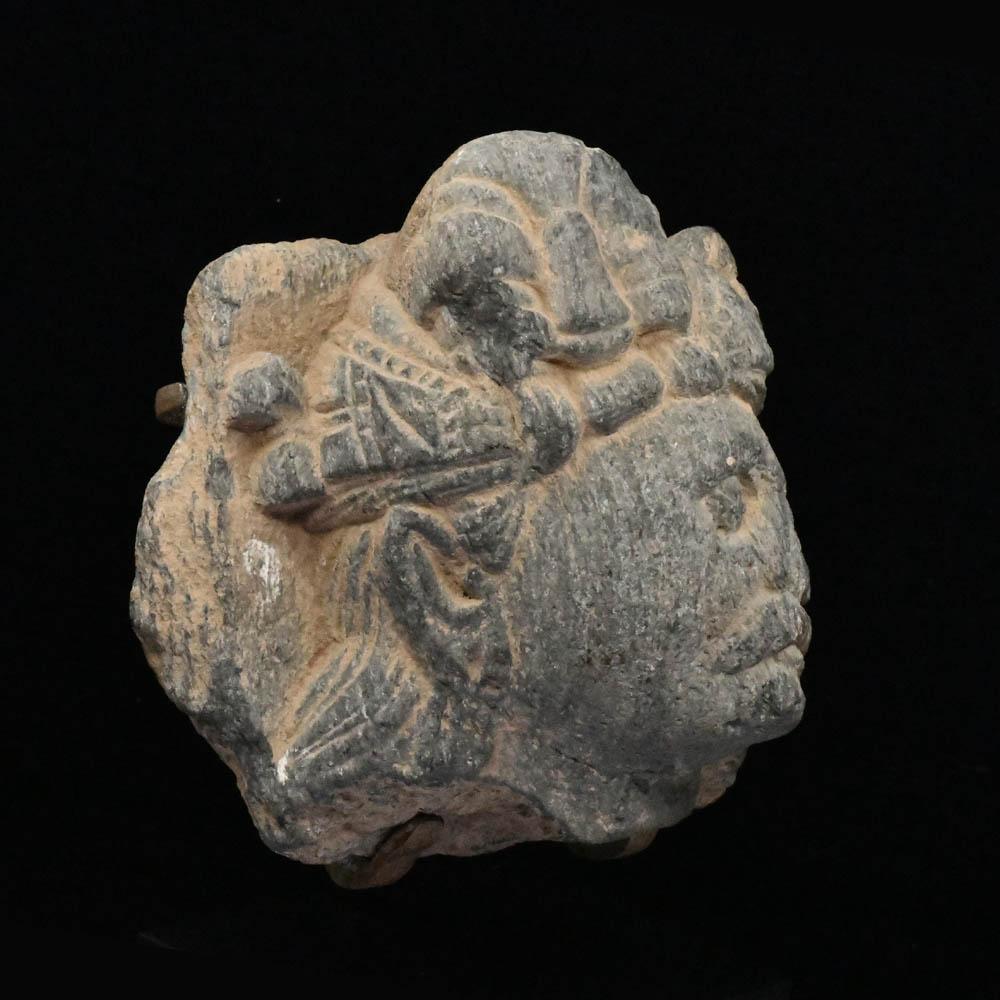 Kopf eines Gläubigen aus Gandhara-Schiefer, ca. 1. Jahrhundert v. Chr./n. Chr.