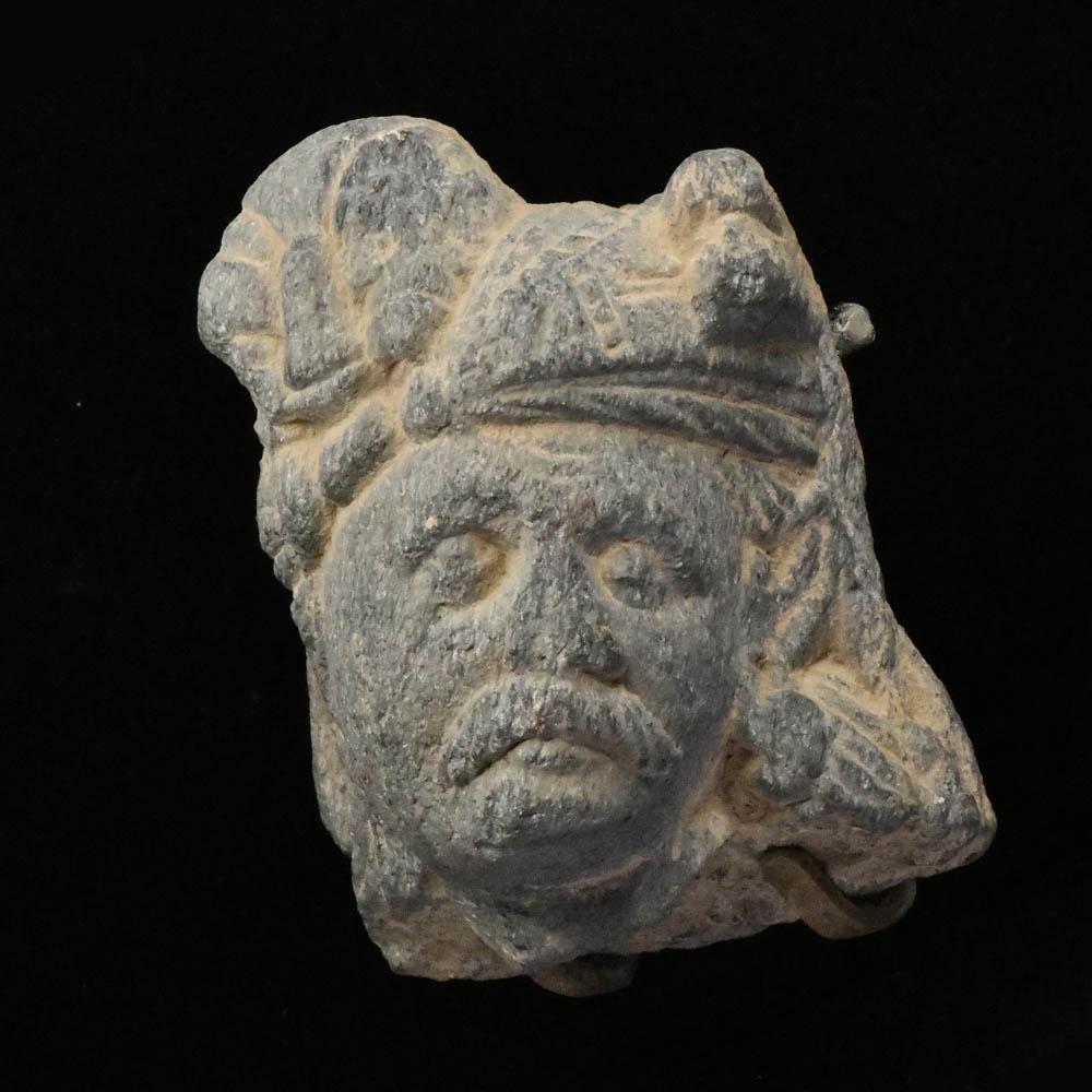 Kopf eines Gläubigen aus Gandhara-Schiefer, ca. 1. Jahrhundert v. Chr./n. Chr.