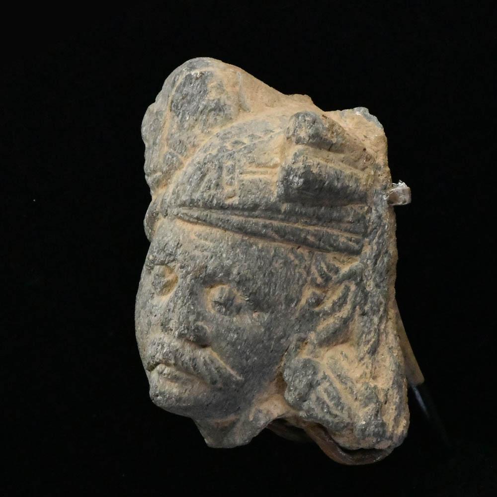 Kopf eines Gläubigen aus Gandhara-Schiefer, ca. 1. Jahrhundert v. Chr./n. Chr.