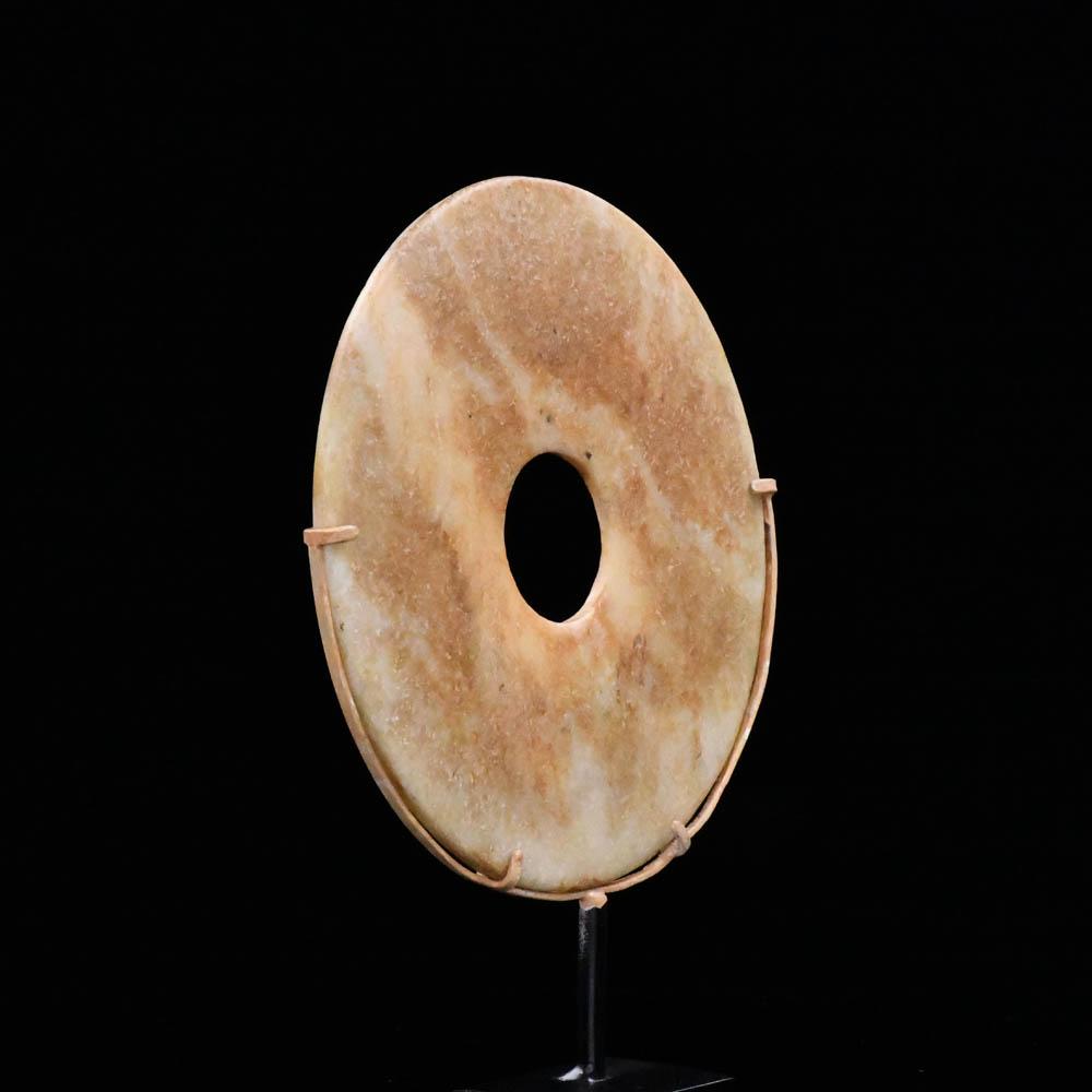 Eine gesprenkelte Bi-Scheibe aus chinesischer Nephrit-Jade, Spätneolithikum, ca. 3000 - 2000 v. Chr.