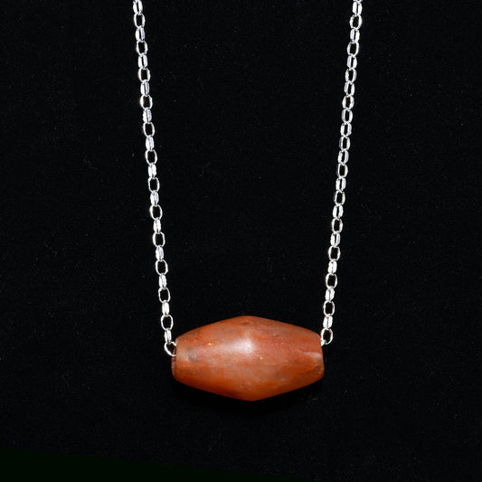 Eine ägyptische Karneolperle, Mittleres Reich, 11.-12. Dynastie, ca. 2040 - 1786 v. Chr.