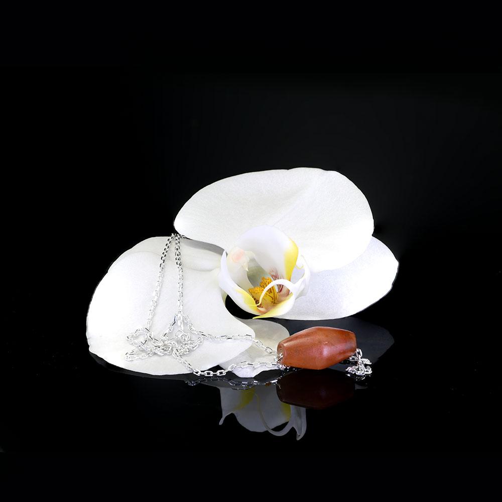 Eine ägyptische Karneolperle, Mittleres Reich, 11.-12. Dynastie, ca. 2040 - 1786 v. Chr.