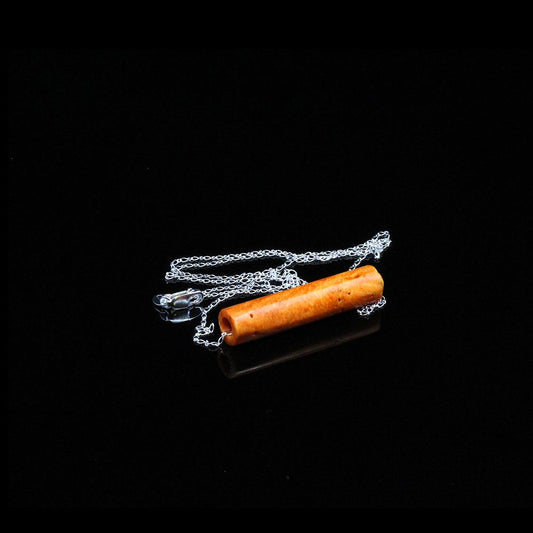 Ein präkolumbischer Anhänger aus Korallenperlen, Peru, ca. 300–500 n. Chr.