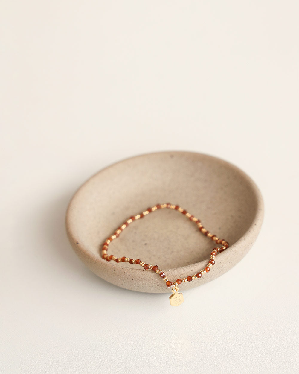 Armband mit getrockneten Beeren