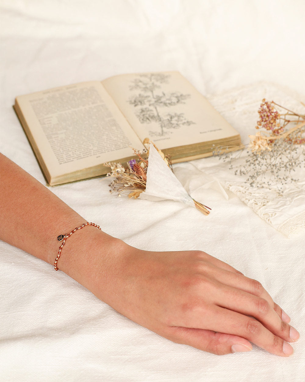 Armband mit getrockneten Beeren