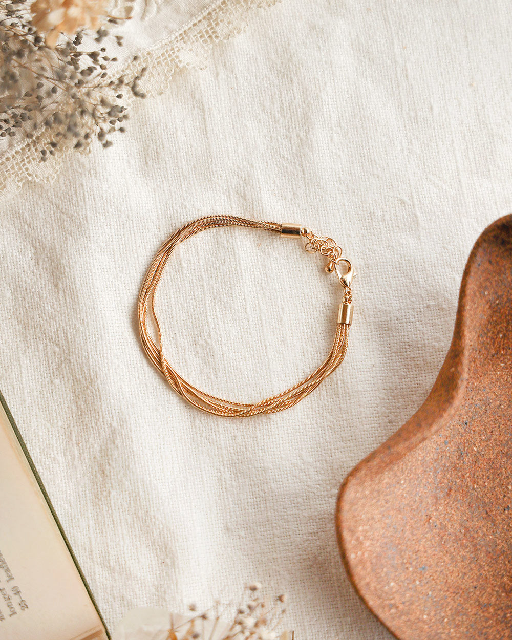 Armband mit goldenen Locken
