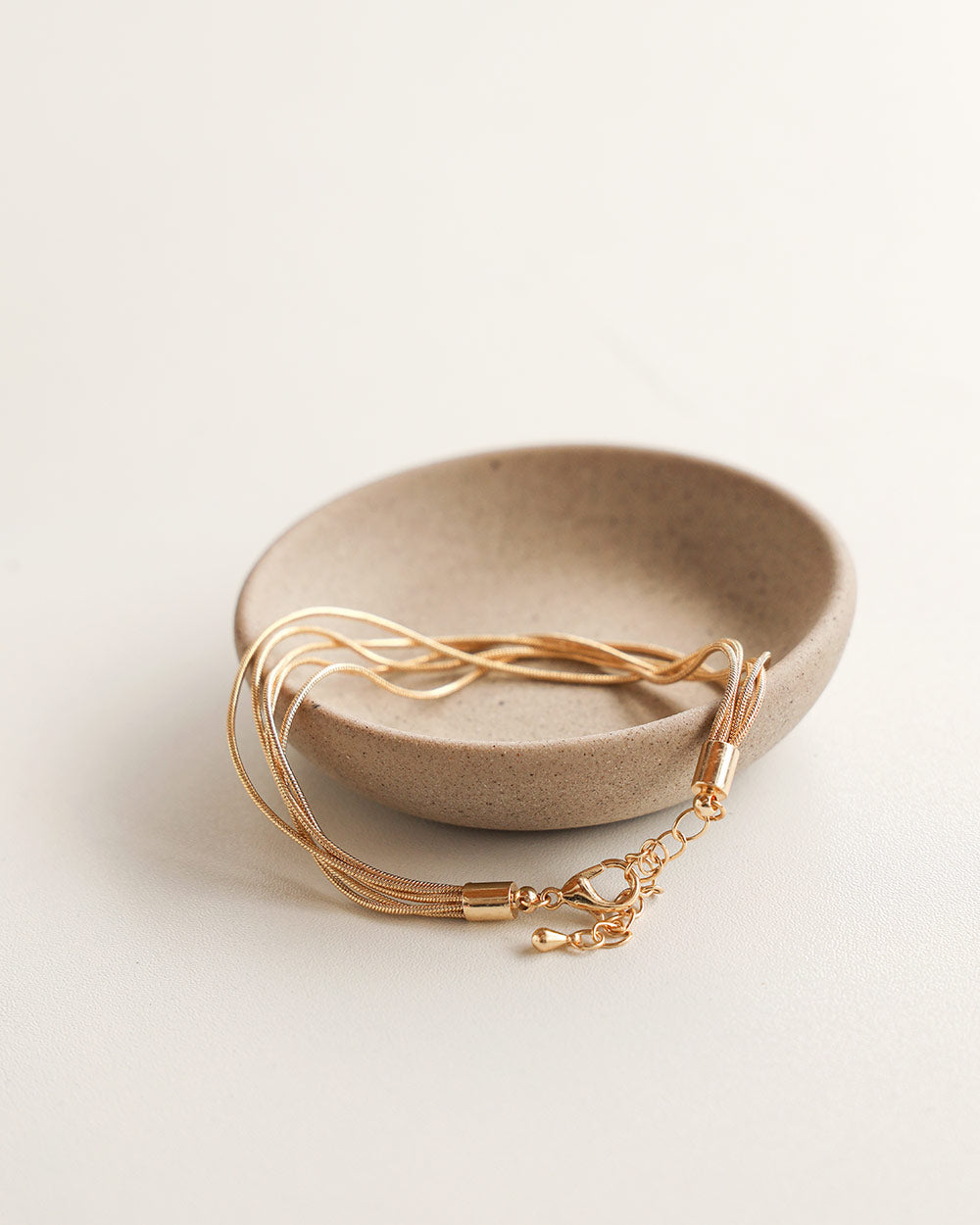 Armband mit goldenen Locken