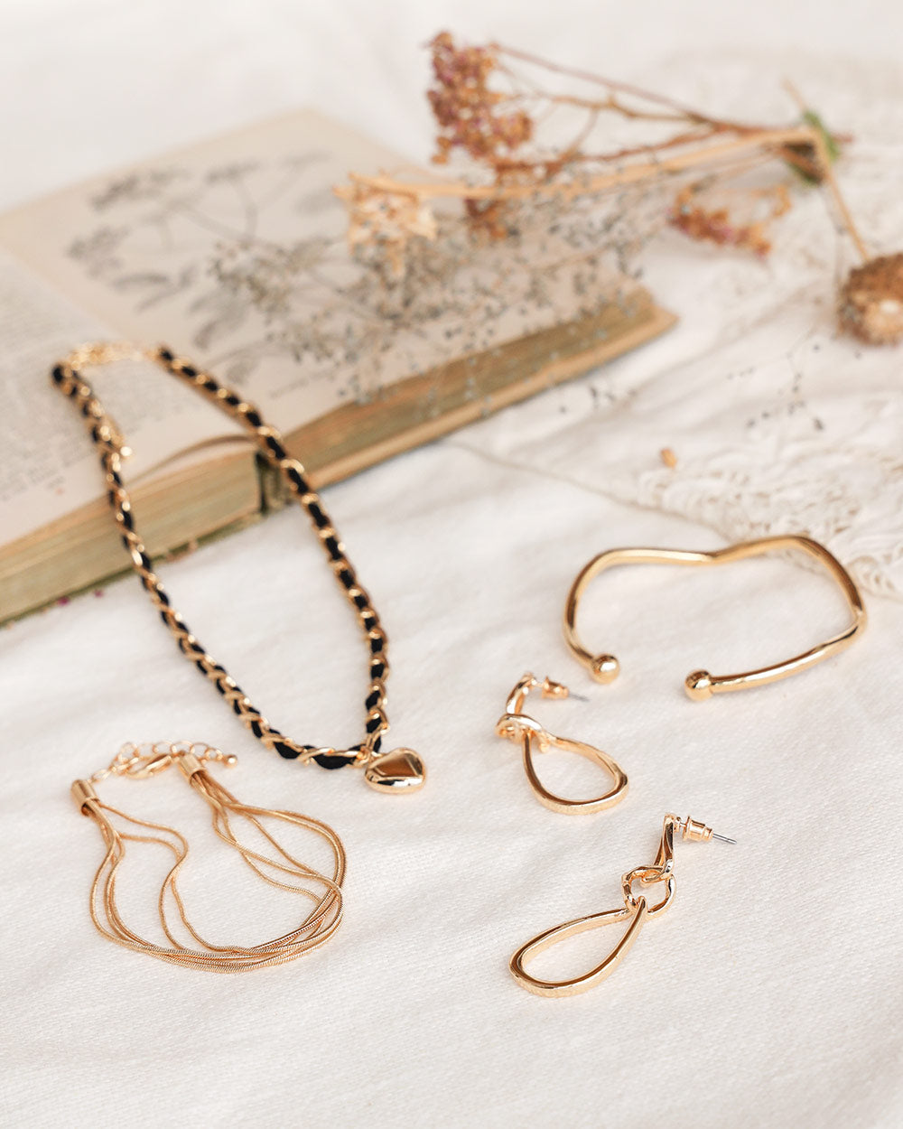 Armband mit goldenen Locken