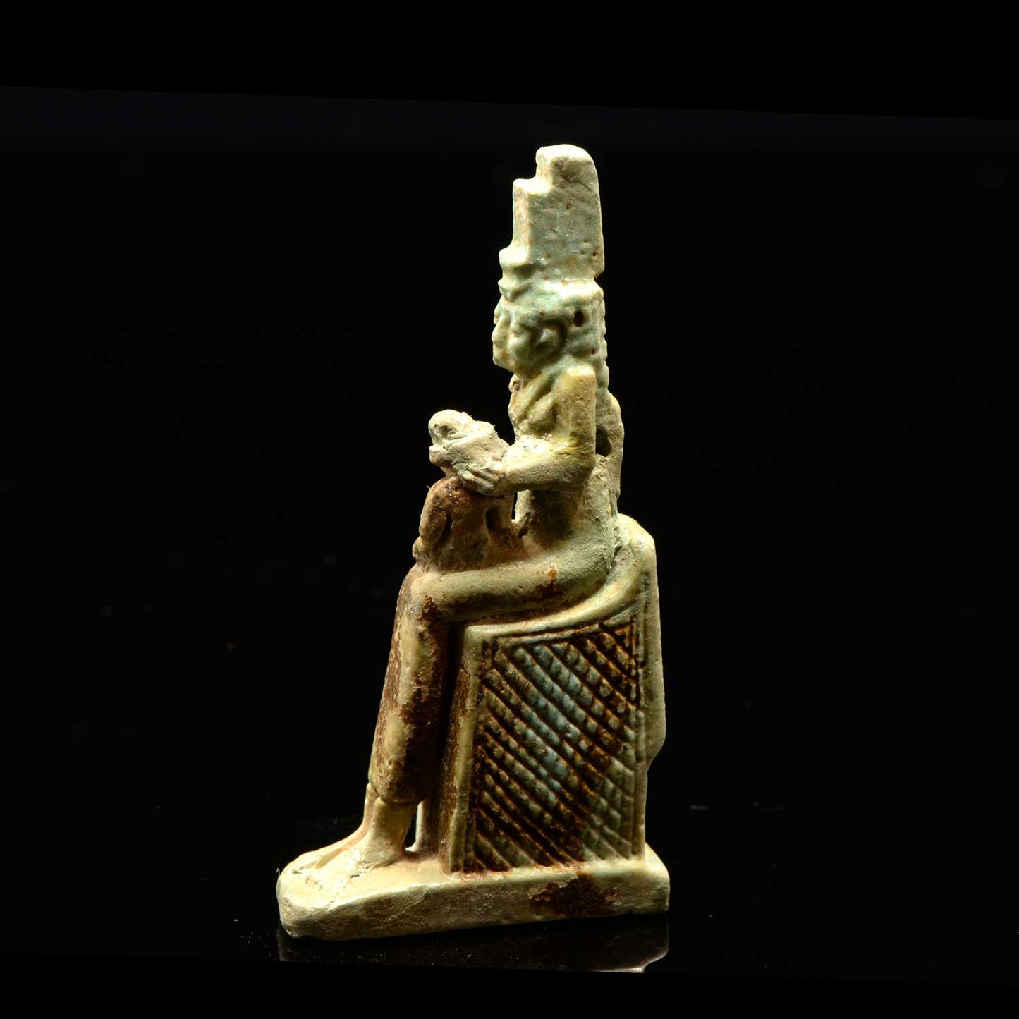 ایک مصری faience isis & Horus timulet ، 26 واں خاندان ، CA. 664-525 قبل مسیح