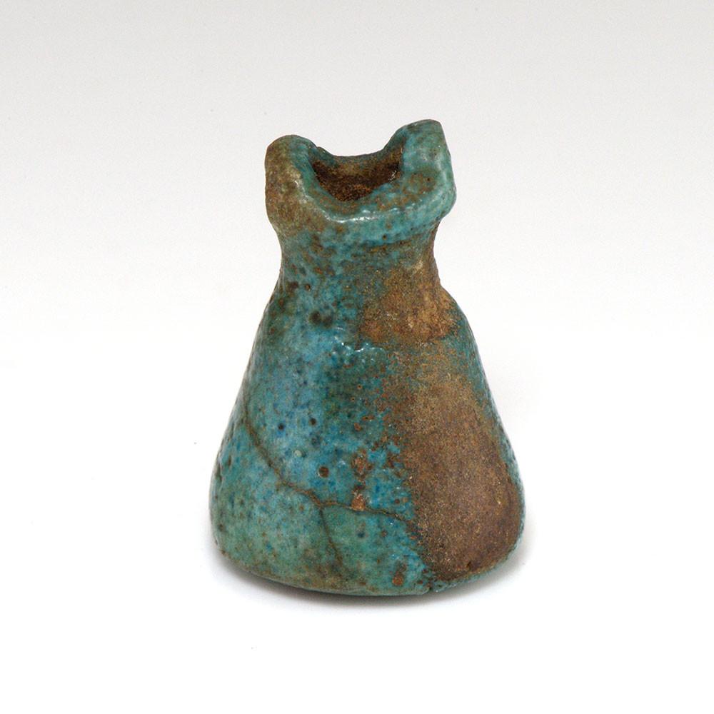 Ein ägyptisches Fayence-Situla-Amulett, Spätzeit, ca. 722–332 v. Chr.