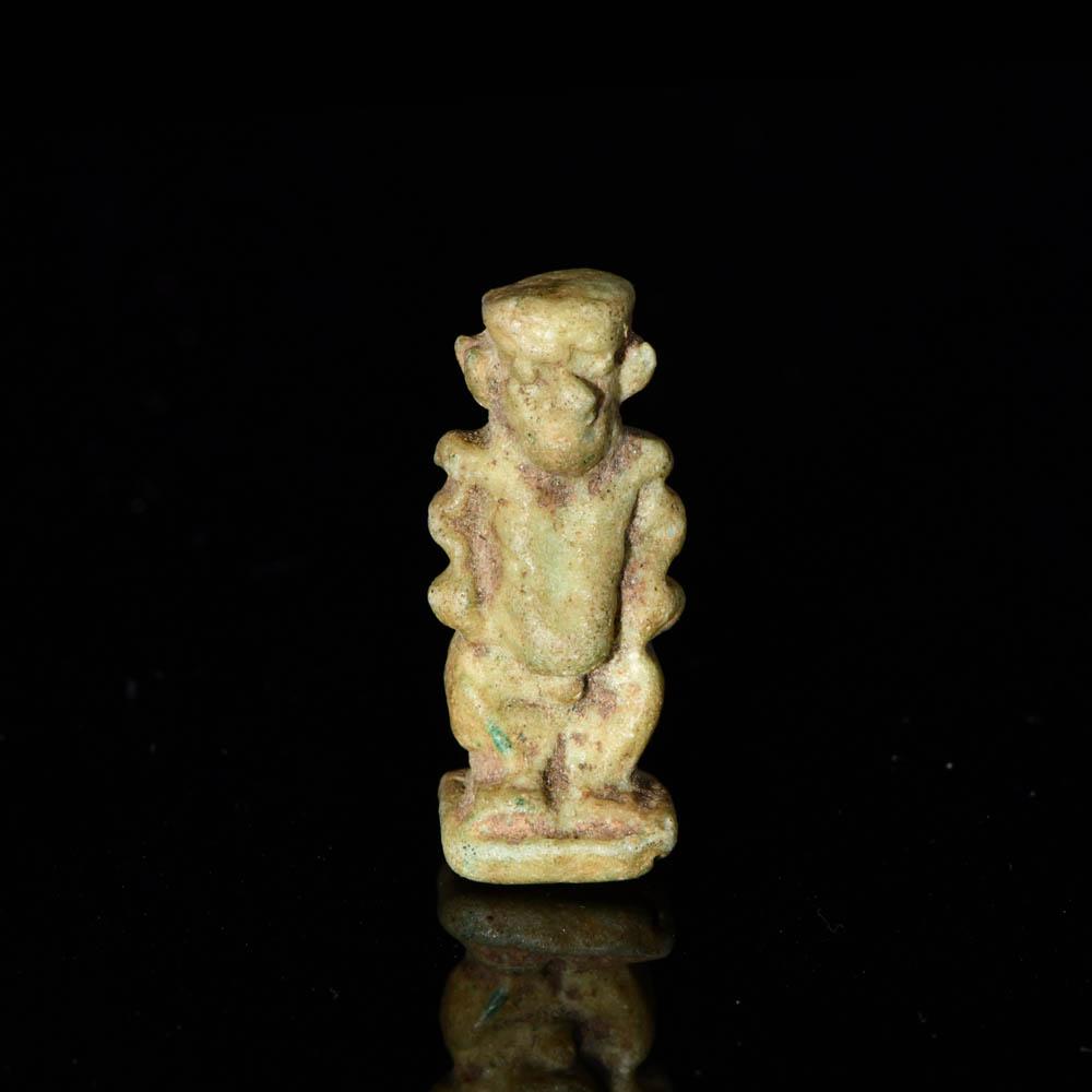 Ein ägyptisches Fayence-Amulett des Bes, Spätzeit, ca. 664 - 332 v. Chr.