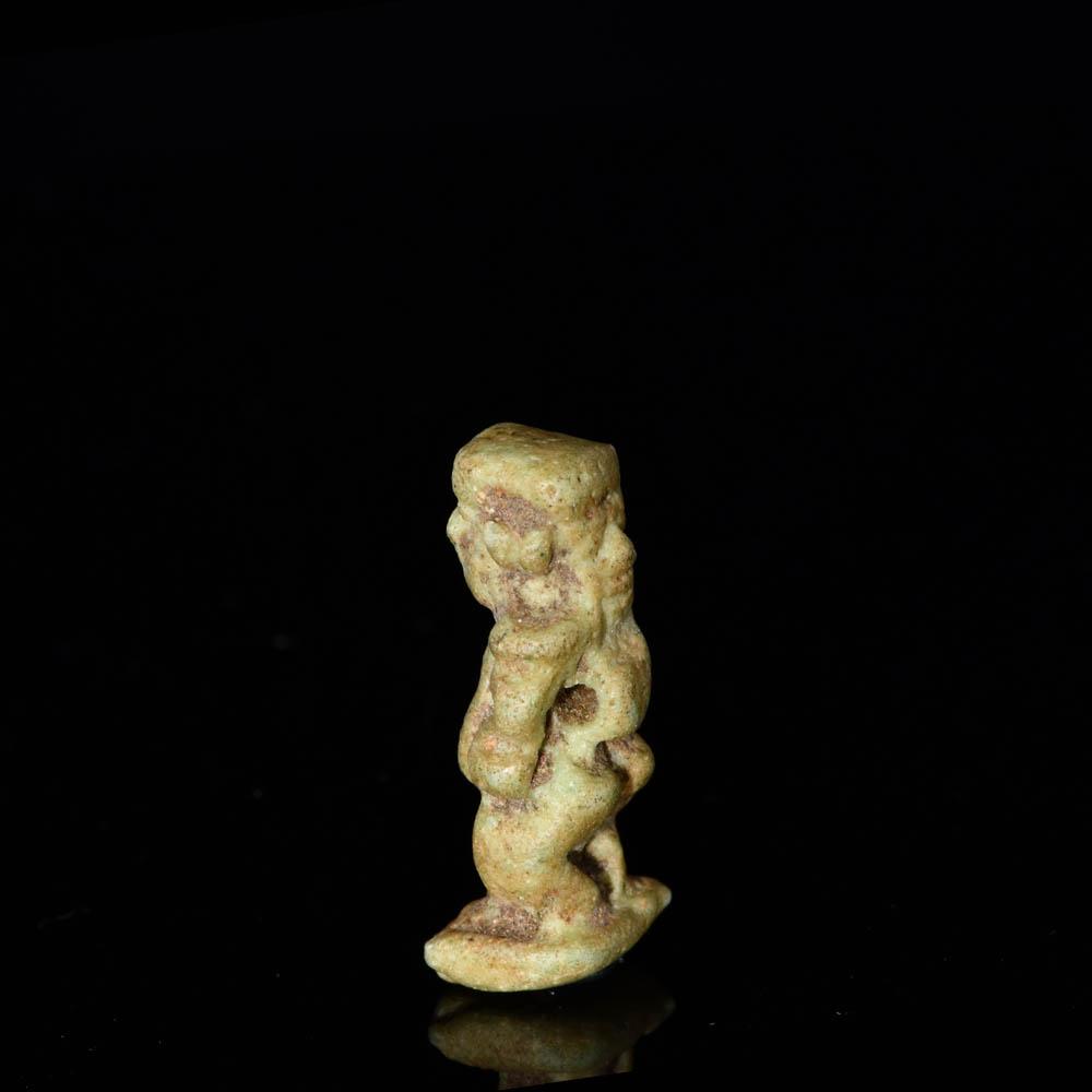 Ein ägyptisches Fayence-Amulett des Bes, Spätzeit, ca. 664 - 332 v. Chr.