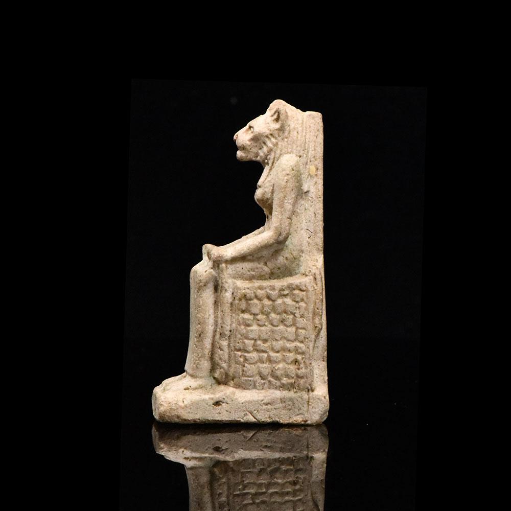 Ein großes ägyptisches Fayence-Amulett der Sachmet, 26. Dynastie, ca. 664 - 525 v. Chr.