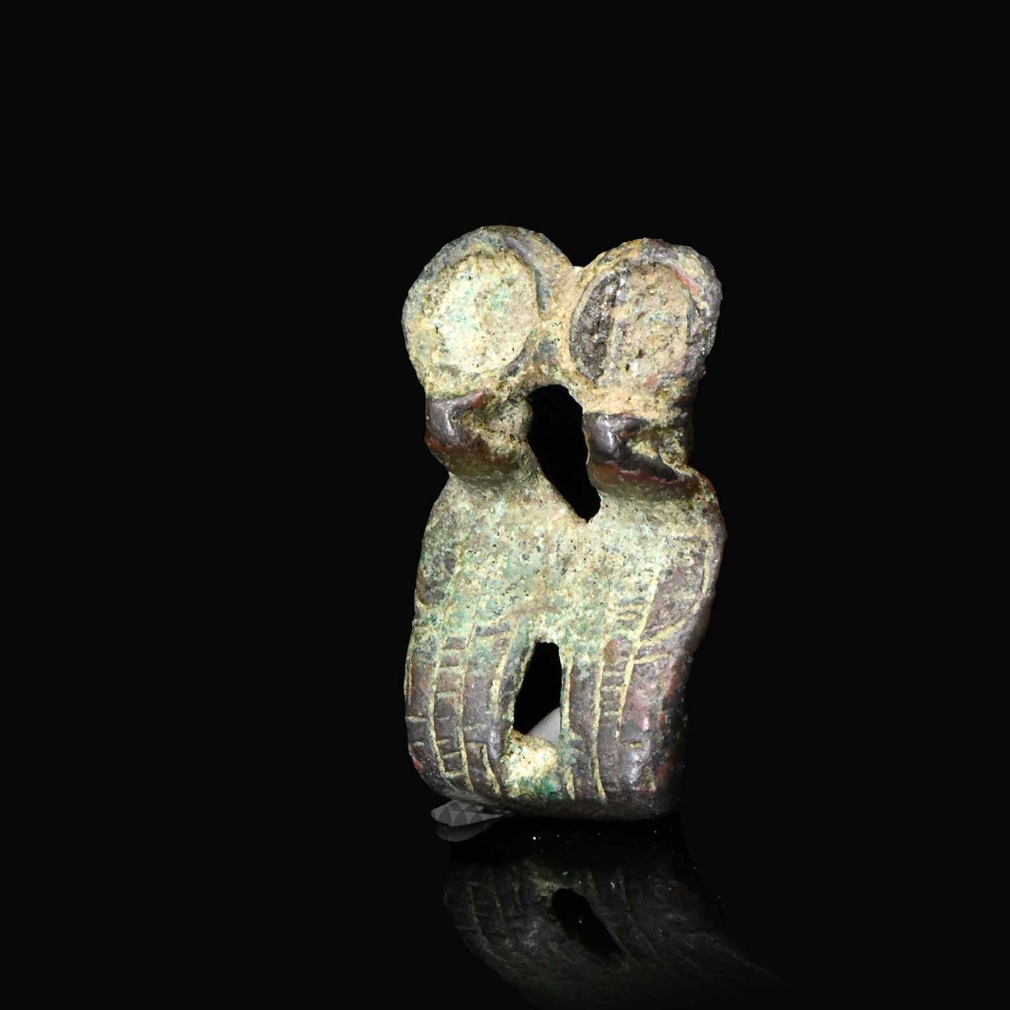 Ein ägyptisches doppeltes Uräus-Amulett aus Bronze, Spätzeit, 25. - 26. Dynastie, ca. 745 - 525 v. Chr.