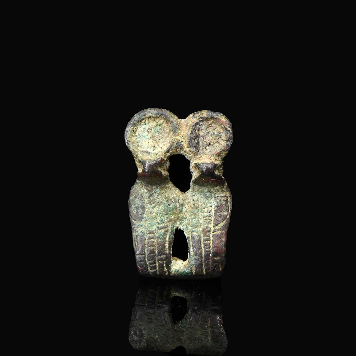 Ein ägyptisches doppeltes Uräus-Amulett aus Bronze, Spätzeit, 25. - 26. Dynastie, ca. 745 - 525 v. Chr.