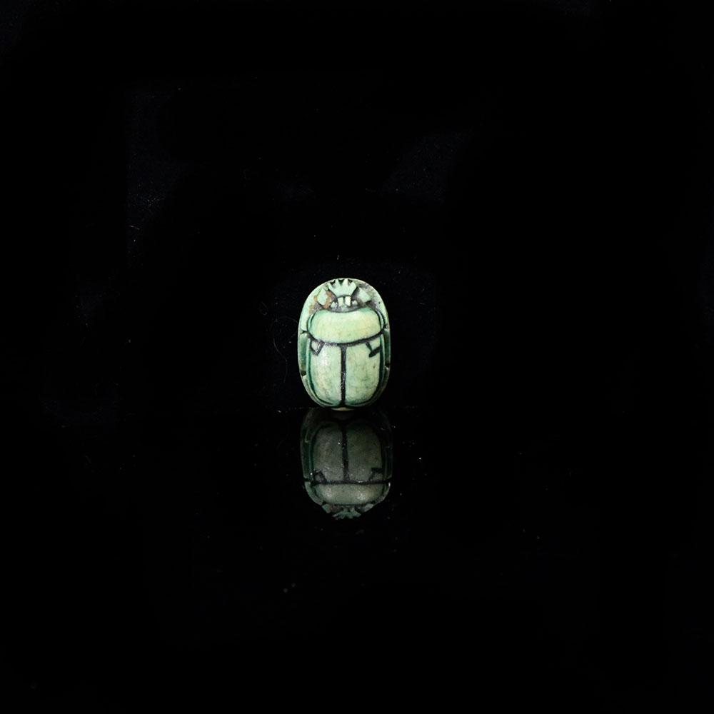 Ein ägyptischer Skarabäus aus Speckstein mit grüner Glasur, Neues Reich, ca. 1550 - 1069 v. Chr.