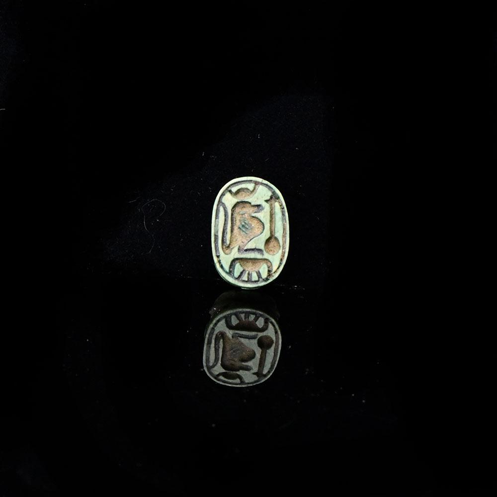 Ein ägyptischer Skarabäus aus Speckstein mit grüner Glasur, Neues Reich, ca. 1550 - 1069 v. Chr.