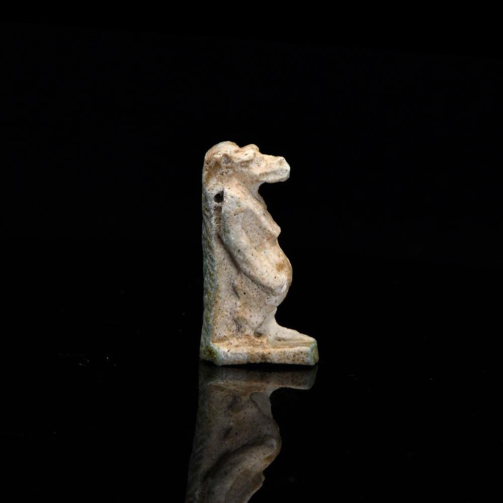 توریٹ کا ایک مصری فائنس تعویذ ، دیر سے مدت ، سی اے۔ 664 - 332 قبل مسیح