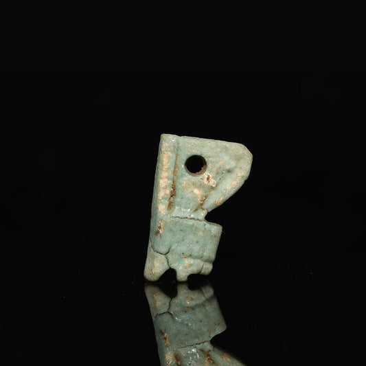 ایک مصری faience 'ریڈ کراؤن' تعویذ ، دیر سے مدت ، CA. 664 - 332 قبل مسیح