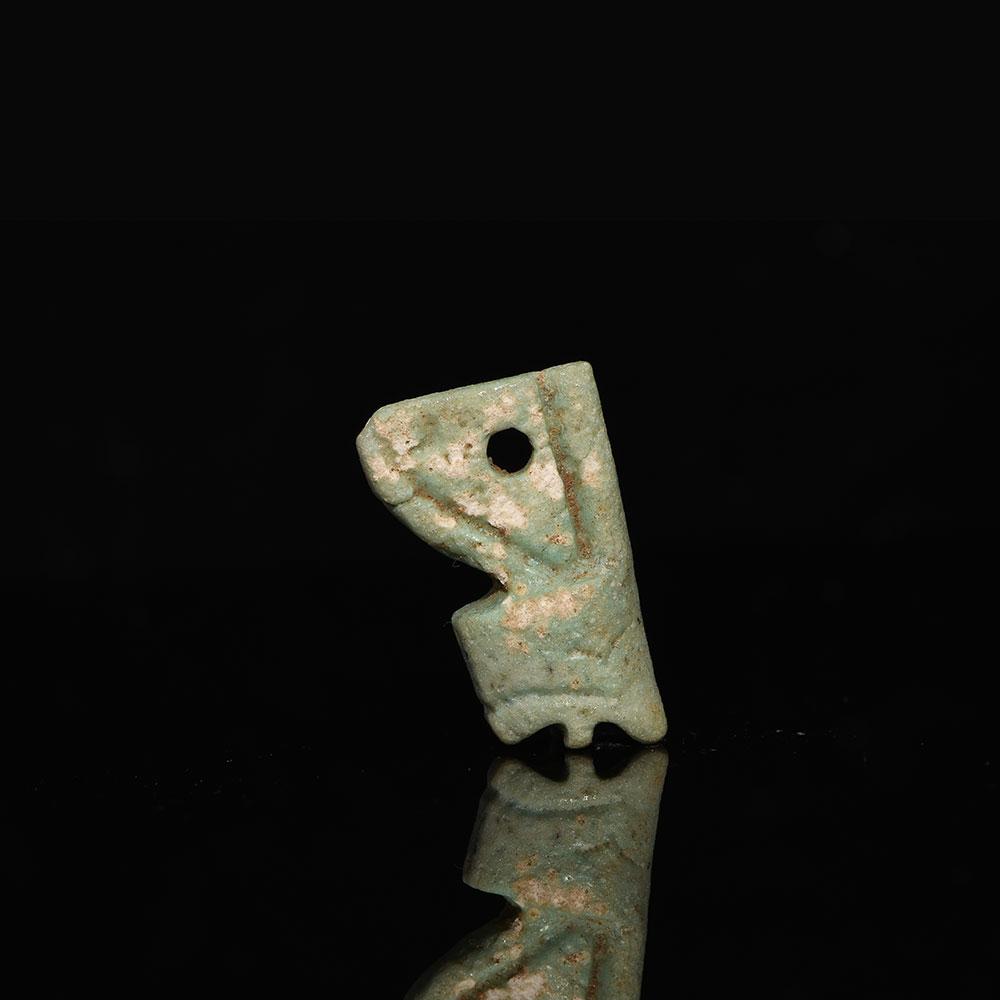 ایک مصری faience 'ریڈ کراؤن' تعویذ ، دیر سے مدت ، CA. 664 - 332 قبل مسیح