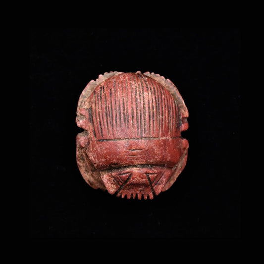Ein ägyptischer rot glasierter Speckstein-Skarabäus, Spätzeit, ca. 664 - 332 v. Chr.