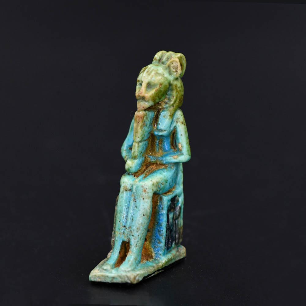 سیکمیٹ کا ایک مصری فائنس تعویذ ، ٹولیمیک پیریڈ ، سی اے۔ 300 - 30 قبل مسیح