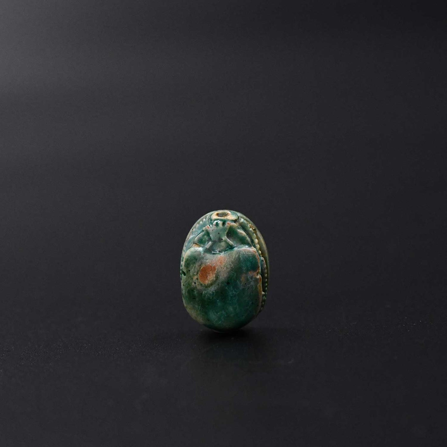 ایک مصری گلیزڈ اسٹیٹیٹ اسکاراب ، نیو کنگڈم ، سی اے۔ 1550 - 1069 قبل مسیح