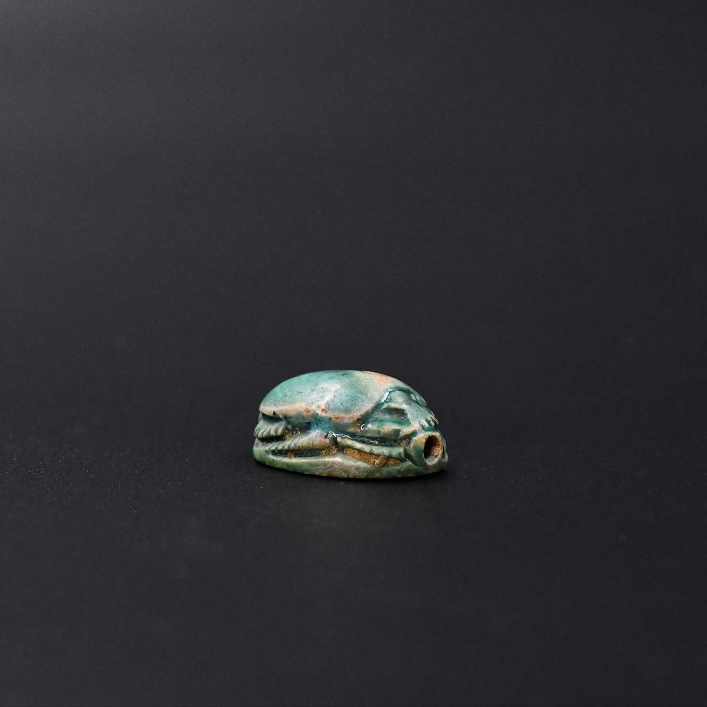 ایک مصری گلیزڈ اسٹیٹیٹ اسکاراب ، نیو کنگڈم ، سی اے۔ 1550 - 1069 قبل مسیح