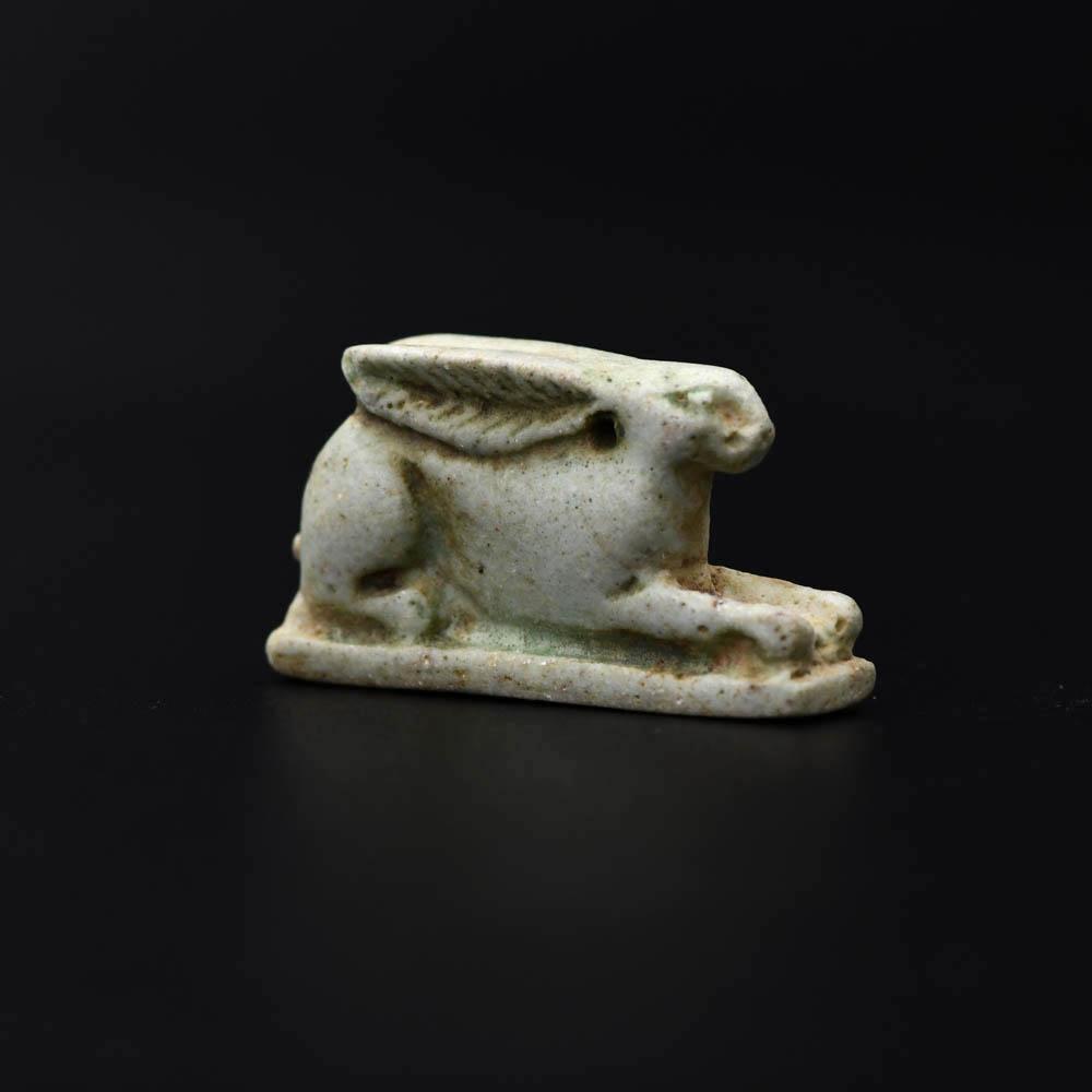 Ein ägyptisches Fayence-Amulett eines Hasen, Spätzeit, 26. Dynastie, ca. 664 - 525 v. Chr.