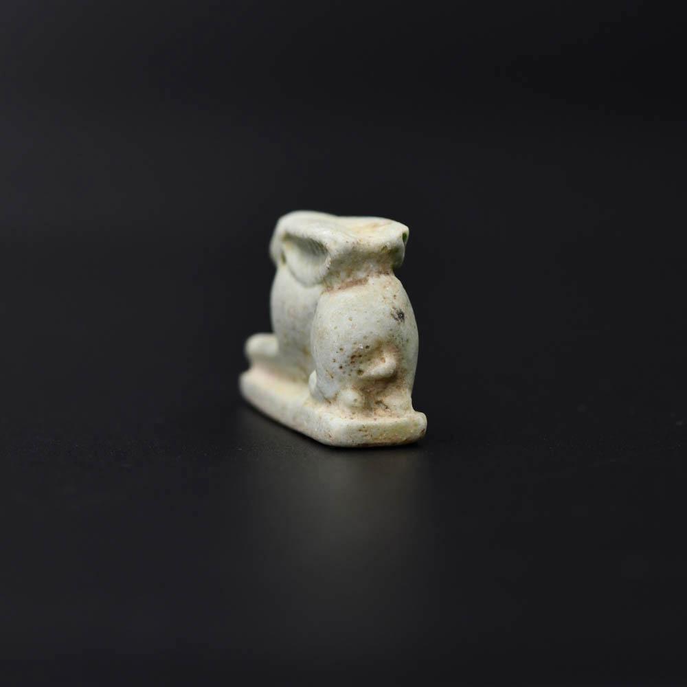 Ein ägyptisches Fayence-Amulett eines Hasen, Spätzeit, 26. Dynastie, ca. 664 - 525 v. Chr.