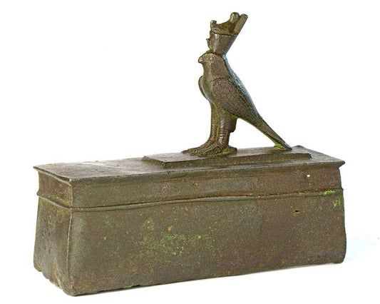 Ein ägyptischer Horusfalke aus Bronze auf einem Sarkophag, 26. Dynastie, ca. 646–525 v. Chr.