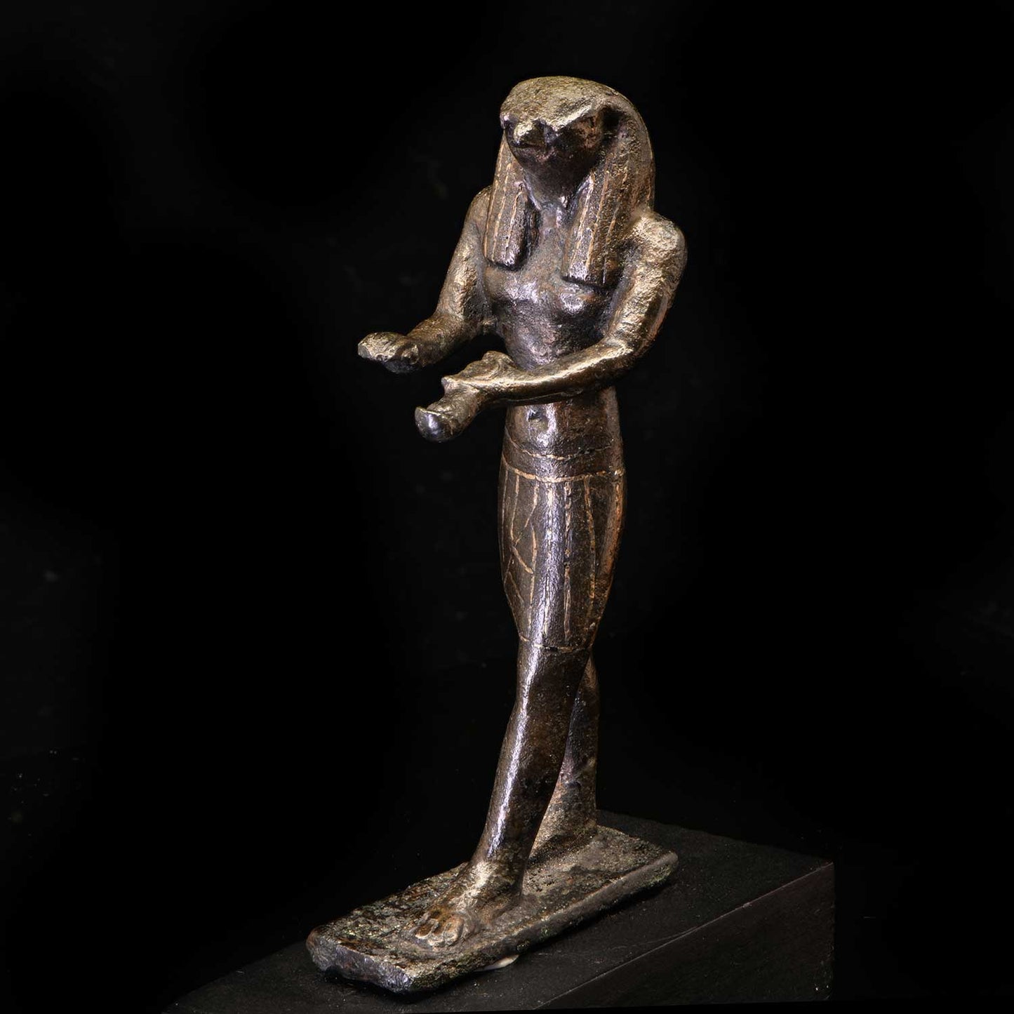 Ein mit Gold eingelegter ägyptischer Bronzefalke, Dritte Zwischenzeit, ca. 900 - 600 v. Chr.