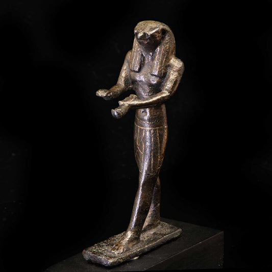 Ein mit Gold eingelegter ägyptischer Bronzefalke, Dritte Zwischenzeit, ca. 900 - 600 v. Chr.